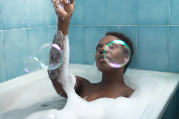 Afroameričanka Koupající Vanou Plnou Pěny Hrající Mýdlovými Bublinkami Koncepční Koupel — Stock fotografie
