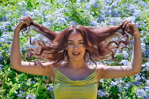 Mulher Bonita Com Cabelos Castanhos Longos Pele Canela Terno Verde — Fotografia de Stock