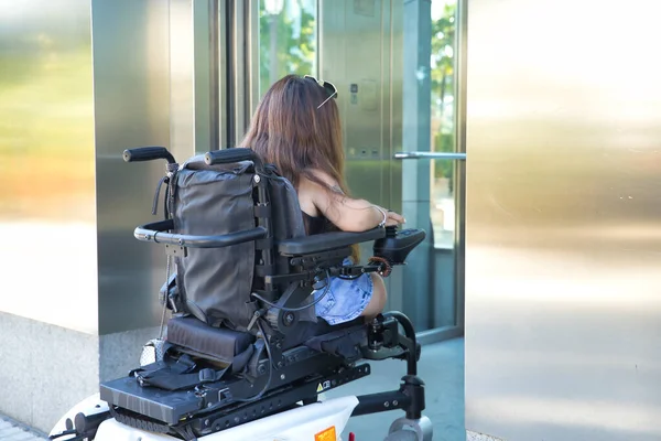 엘리베이터를 휠체어를 장애인 여성이다 콘셉트 — 스톡 사진