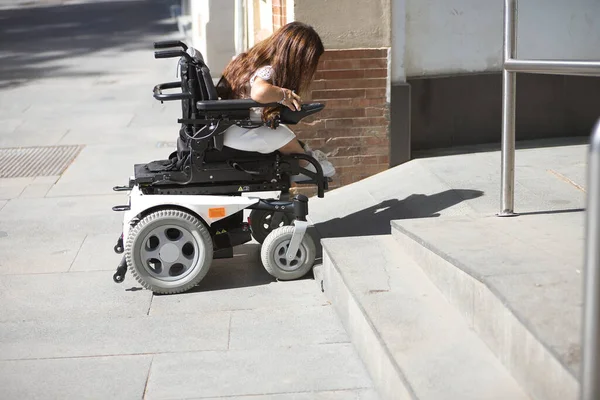이동성 저하되고 여성이 Atm 경사로에 접근하기 휠체어를 있습니다 콘셉트 — 스톡 사진