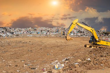 Çöp yığını içindeki çöp yığını veya çöplük doldurma, yoksulluk kavramı ve çevre. Çöp yığını ve gün doğumu veya gün batımı