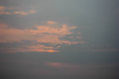 Gün batımından sonraki renkli alacakaranlık bulutlarıyla