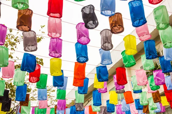 Gökyüzünde renksiz, renkli arkaplan için sokak dekorasyonu.