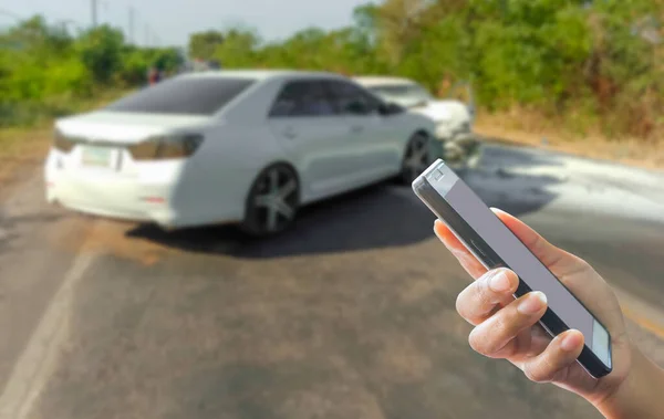 Személy Használja Mobiltelefon Kapcsolat Biztosítás Elmosódott Kép Autóbaleset Úton Mint — Stock Fotó