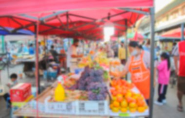 Geçmişi bulanık insanlar taze gıda pazarından alışveriş yapıyorlar