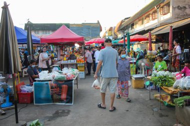 Maske takan insanlar Corona virüsünü veya taze gıda pazarında covid 19 'u, Kronbiri' yi, Nakronrajsima 'yı, Tayland' ı - 4 Aralık 2020
