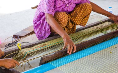 Taylandlı yaşlı kadın zanaatkârların elleri geleneksel geleneksel geleneksel gelenek sanatçısı konseptiyle örgü örüyor.