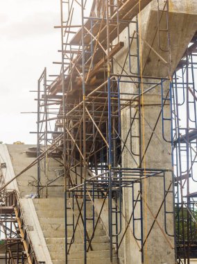 Otoyol inşaatı devam ediyor, köprü inşa ediliyor veya demiryolu inşaatı yapılıyor