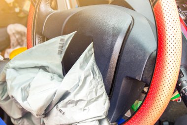 Hava yastığı bir araba kazasında, araba kazasında ve hava yastığında patladı.