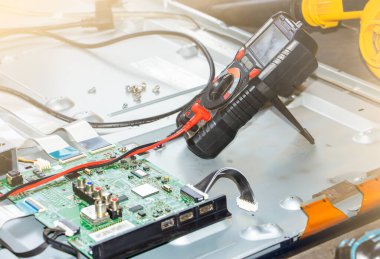 Çalışma masasındaki LCD TV onarımını kapat, multimetredeki odağı seç.