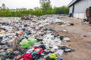 Atık taşkınlığı, çöp yığını çöp yığını, çöp yığını, kamyon belediyeden arta kalan boşluğu boşaltıyor, kirlilik kavramı