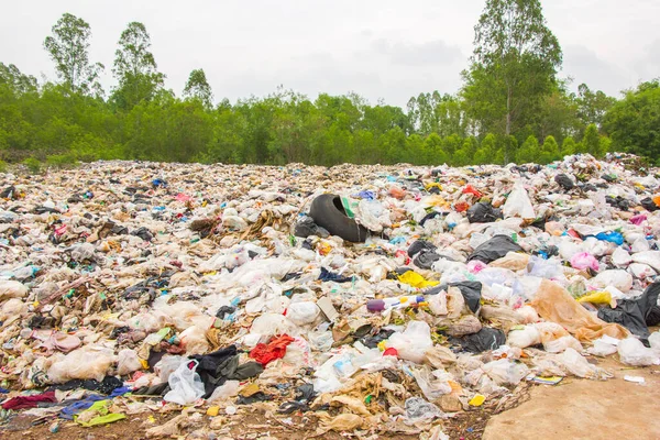 Çöp yığını çöplüğe ya da çöplüğe, kamyon belediyeden, çöp yığınından, kirlilik konseptinden atılıyor.