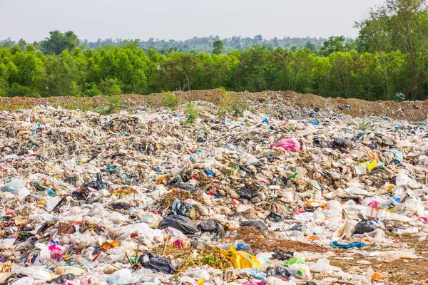 Çöp yığını çöplüğe ya da çöplüğe, kamyon belediyeden artığı boşaltıyor, kirlilik konsepti