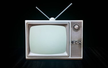 Masanın önünde eski bir televizyon alıcısı ve anten. Gradyan yeşil duvar arkaplanı, perspektif üzerinde kesilmiş ekran, ahşap zemin, mavi parıltı ve koyu renk ton.