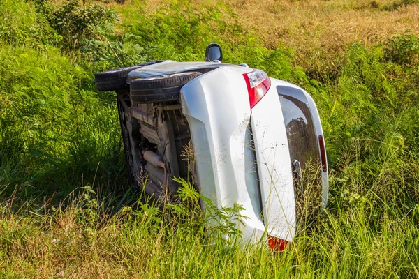 Autounfall Straßenrand Autowrack Durch Unfall Versicherungskonzept lizenzfreie Stockbilder