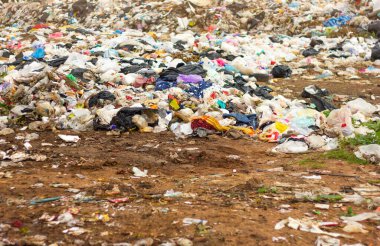 Çöp yığını çöp sahasında ve gün batımında