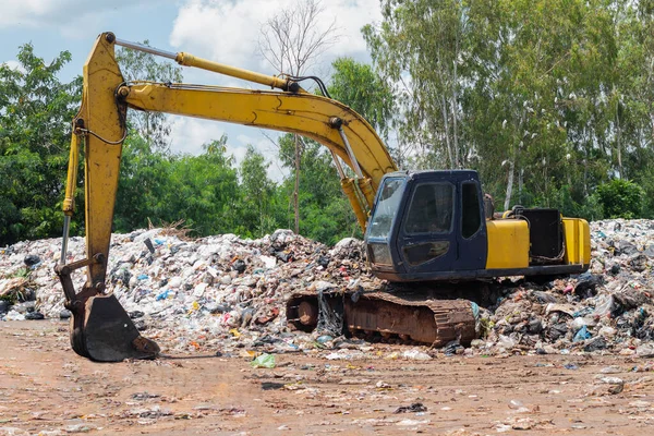 Belediye, çöp yığını ve gökyüzü arka planı, çöp yığını çöplük veya çöplük doldurma, kirlilik konsepti