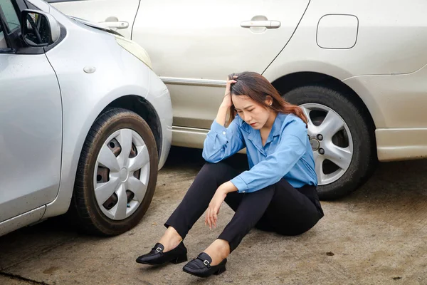 Mujer Asiática Sentada Estresada Tuvo Accidente Conduciendo Coche Lado Otro —  Fotos de Stock