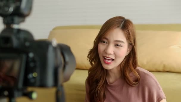 Belle Femme Asiatique Prenant Clip Enregistrement Une Vidéo Blog Asseyez — Video