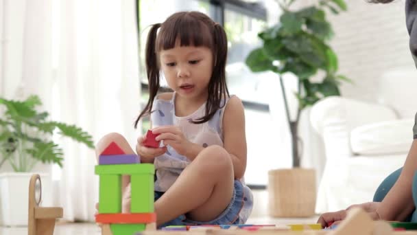 Oudere Grootmoeder Met Aziatische Kleindochter Speel Samen Houten Speelgoed Woonkamer — Stockvideo