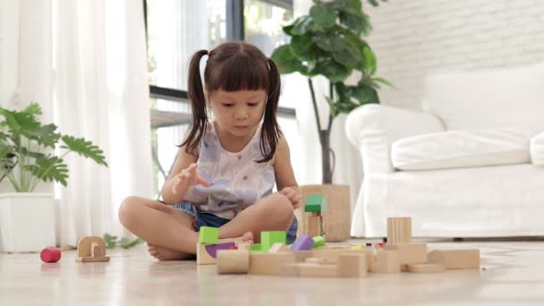 Roztomilá Malá Asijská Dívka Mateřské Školky Studenti Hrají Dřevěné Hračky — Stock video