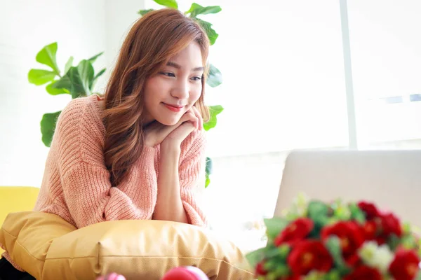 Mooie Aziatische Vrouw Glimlachen Gelukkig Live Thuis Online Video Gesprek — Stockfoto