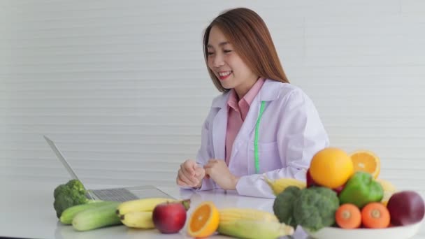 Krásný Asijský Nutriční Pracovník Sedí Bílém Stole Různými Druhy Ovoce — Stock video