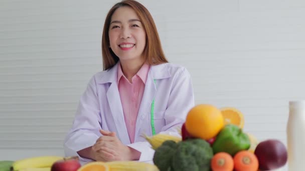 Médica Nutricionista Bela Mulher Asiática Sentado Uma Mesa Branca Com — Vídeo de Stock