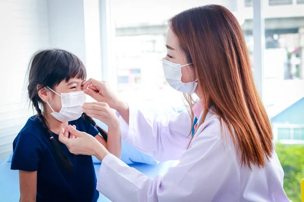 Asiatiska Vackra Kvinna Läkare Bär Vit Mask Till Söt Liten — Stockfoto