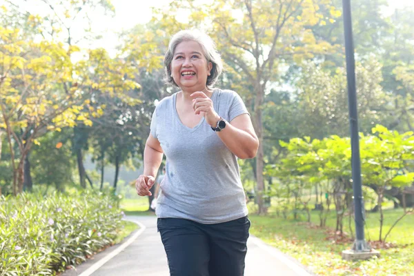 Asiatica Anziana Donna Che Jogging Nel Parco Mattino Sorride Felice — Foto Stock