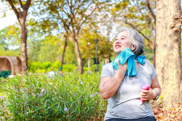 Asiatica Anziana Donna Esercizio Nel Parco Mattino Sorride Felice Corpo — Foto Stock