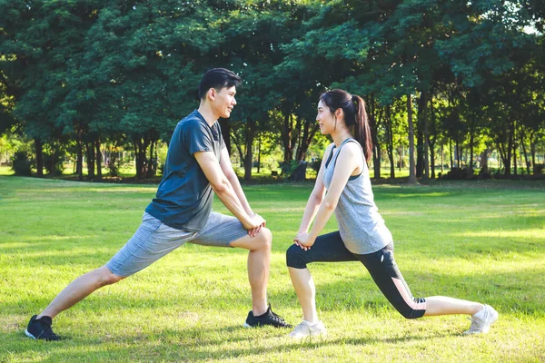 아시아의 남녀가 아침에 공원에서 운동을 합니다 건강하고 미소지으며 합니다 건강에 — 스톡 사진
