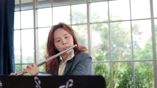 Kıyafeti Giymiş Asyalı Kadın Öğretmen Klasik Müzik Öğretiyor Flüt Çalıyor — Stok video