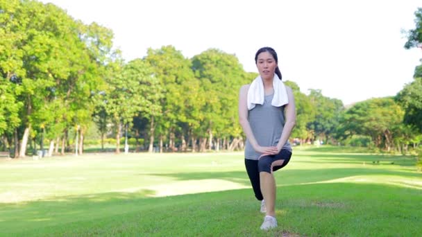 Mulher Asiática Bonita Exercitando Parque Pela Manhã Conceito Saúde Corporal — Vídeo de Stock
