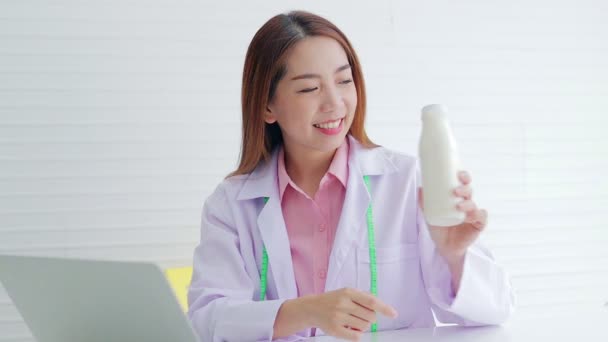 一个美丽的女医生或营养师 有着美丽的笑容 通过笔记本电脑上的在线视频通话解释病人的饮食数据 医院概念病人护理 — 图库视频影像