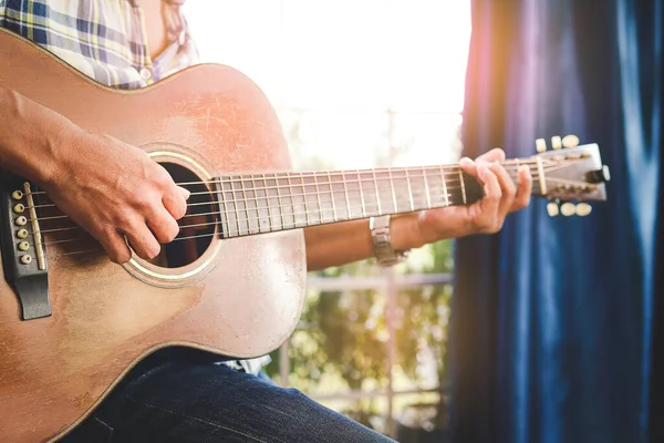 Homme Jouant Guitare Acoustique Dans Salle Pratique Musicale Est Heureux — Photo