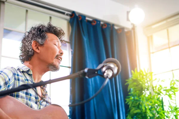 Hommes Asiatiques Jouer Guitare Acoustique Chanter Dans Salle Répétition Aime — Photo