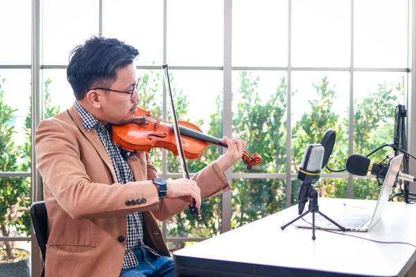 Asyalı Erkek Öğretmen Klasik Müzik Dersleri Veriyor Öğrencilere Keman Çalıyor — Stok fotoğraf