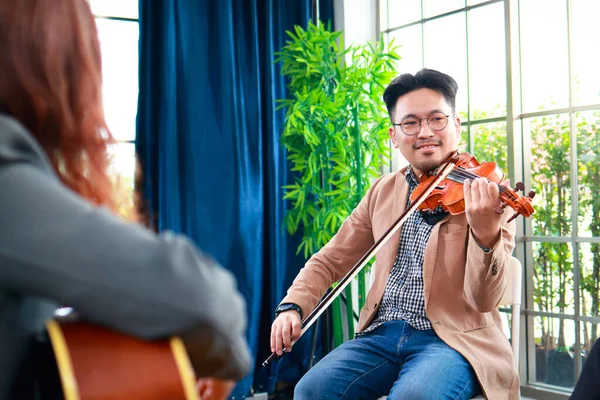 Bir Grup Asyalı Müzisyen Keman Gitar Çalıyor Klasik Müzik Dinliyorlar — Stok fotoğraf