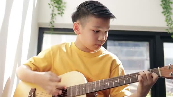 Ασιάτες Μένουν Στο Σπίτι Παίζει Κιθάρα Και Τραγουδά Του Αρέσει — Αρχείο Βίντεο