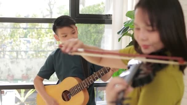 Madre Hijo Asiáticos Viven Casa Pareja Disfrutaba Tocando Música Juntos — Vídeo de stock