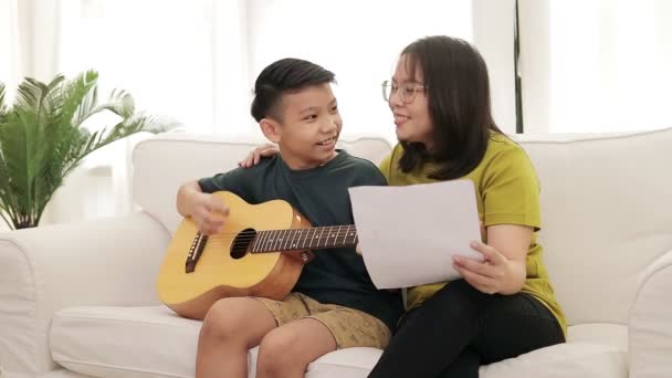 Aziatische Moeder Zoon Zitten Witte Bank Het Huis Zoon Speelt — Stockvideo