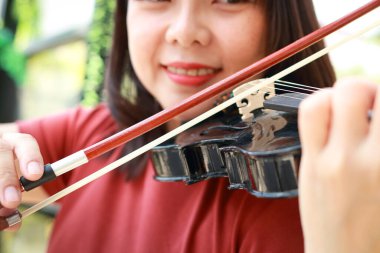 Asyalı kadın sabah evde klasik enstrüman çalıyor. O, müzik çalmaktan hoşlanır. Uluslararası müzik eğitimi konsepti öğrenme ve uygulama. Grup ve canlı müzik