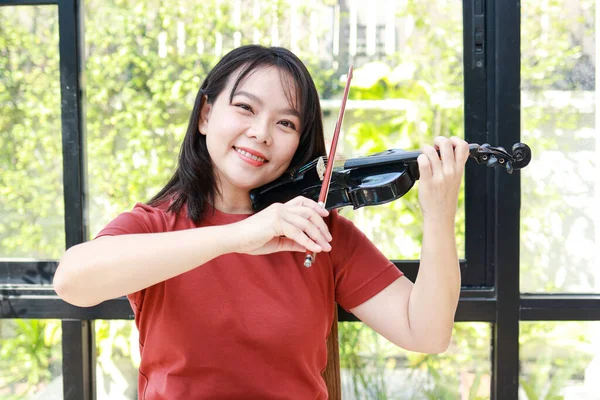 Asyalı Kadın Sabah Evde Klasik Enstrüman Çalıyor Müzik Çalmaktan Hoşlanır — Stok fotoğraf
