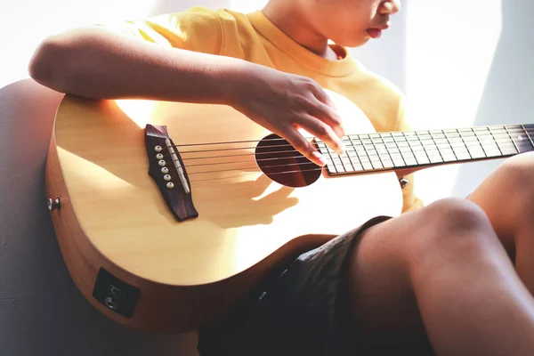 Asiatisk Pojke Spelar Akustisk Gitarr Hemma Morgonen Han Nöjd Med — Stockfoto