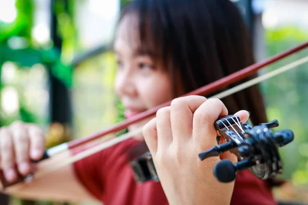 Asyalı Kadın Sabah Evde Klasik Enstrüman Çalıyor Müzik Çalmaktan Hoşlanır — Stok fotoğraf