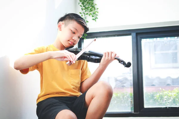 Asiatisk Pojke Sitter Hemma Morgonen Och Spelar Musik Han Spelade — Stockfoto