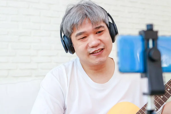 Asiatiska Äldre Man Spela Musik Hemma Vardagsrummet Live Mobile Sänder — Stockfoto
