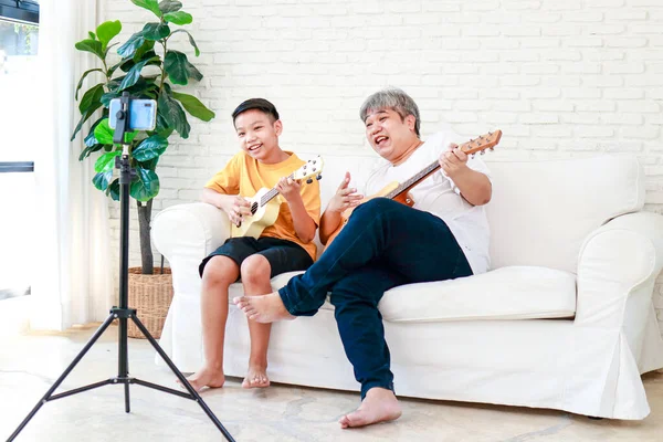 Asian Father Son Playing Music Together Home Living Room Live — Stockfoto