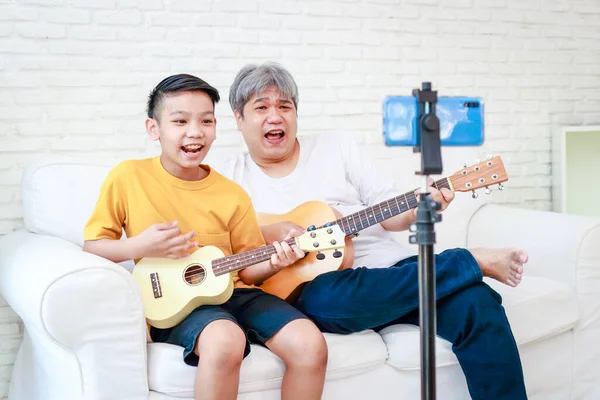 Asian Father Son Playing Music Together Home Living Room Live — Stockfoto